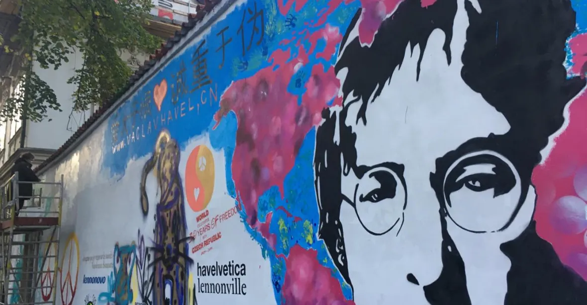 OBRAZEM: Konec alkoturismu a sprejování u Lennonovy zdi. Přeměnila se na galerii