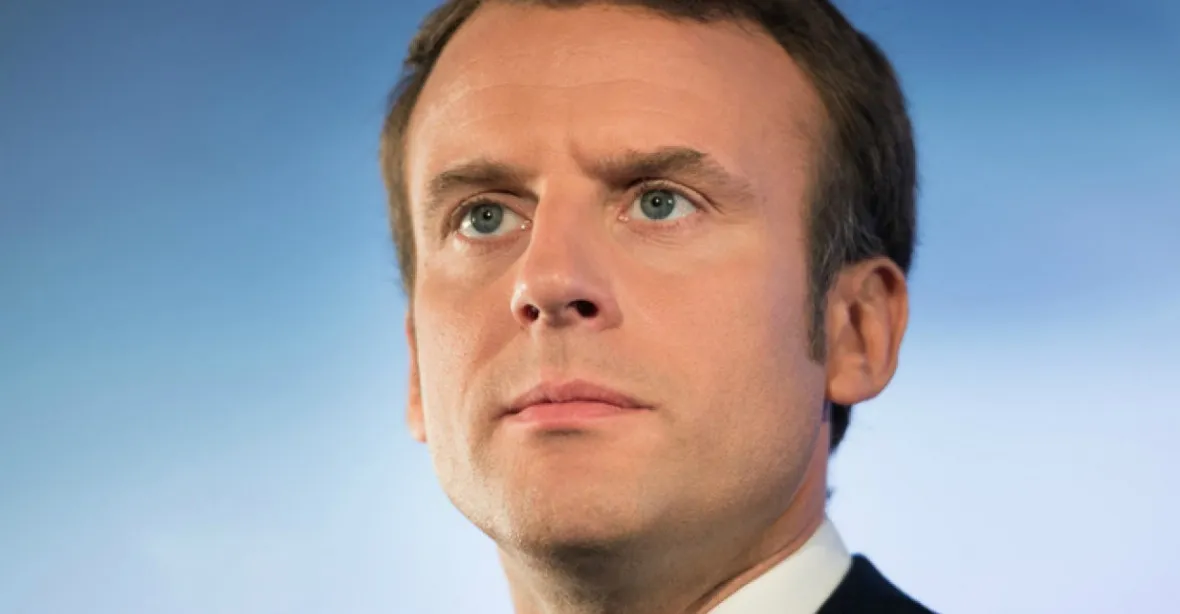 Macron přitvrzuje proti migrantům, chce vzít vítr z plachet Le Penové
