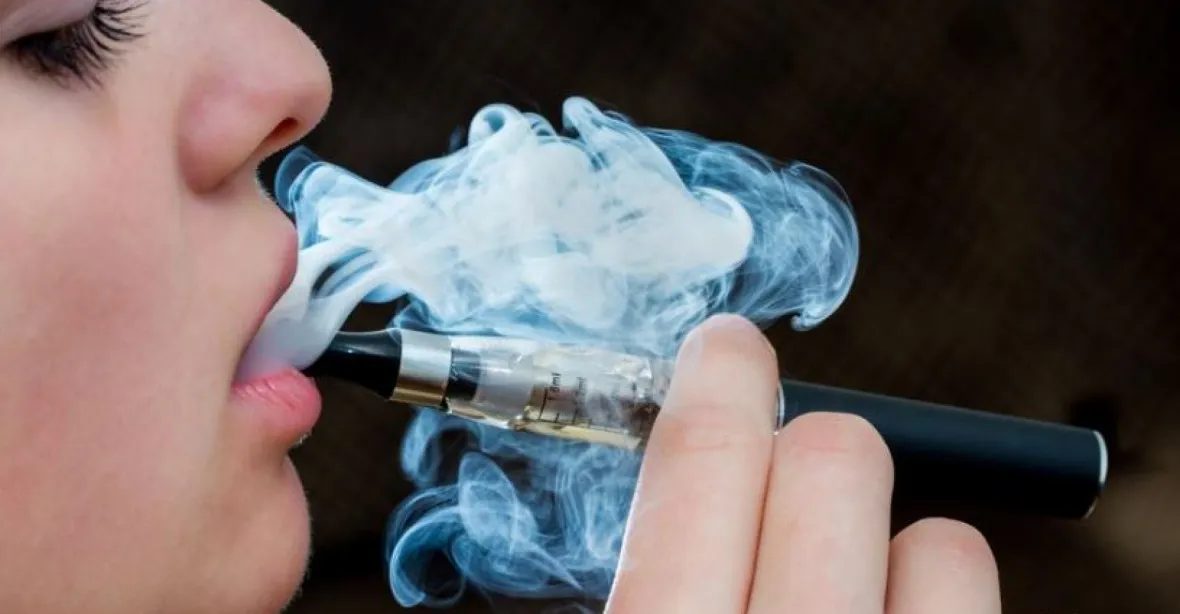 Záhadná úmrtí po kouření e-cigaret objasněna. Může za ně zřejmě acetát vitaminu E, zjistili v USA