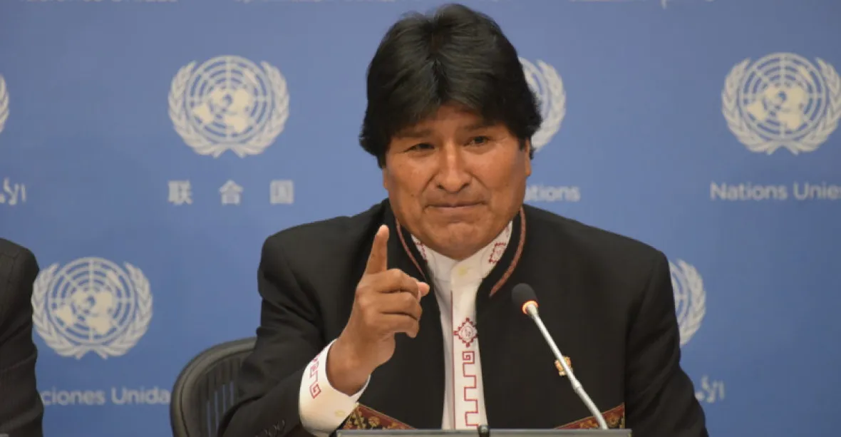 Bývalý bolivijský prezident Morales míří do mexického azylu, policie už na nepokoje nestačí