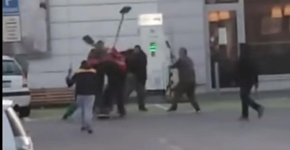 VIDEO: Drsná rvačka před obchoďákem. Muži se mlátili krumpáči a lopatami