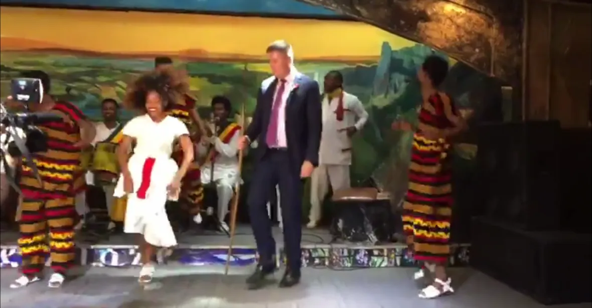 VIDEO: Ministr Petříček se v Etiopii odvázal. Tančil domorodý tanec s oštěpem