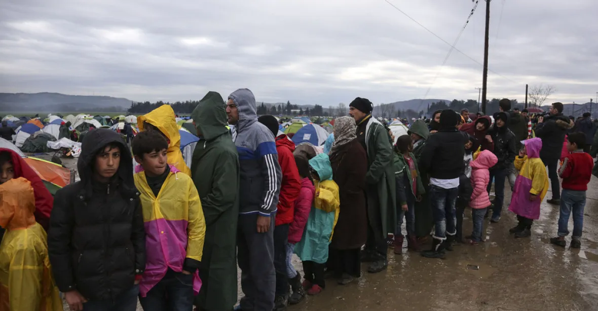 Lidé z ambasády navštíví řecké tábory s migranty. Lidovcům to přislíbil Petříček
