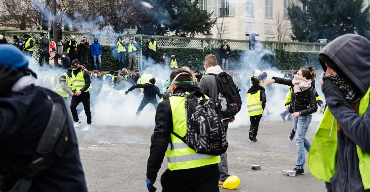 Výročí žlutých vest se zvrhlo v násilnosti, v Paříži demonstrace zakázali