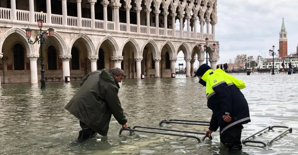 Benátky postihla další povodňová vlna, záplavy hlásí celá Itálie