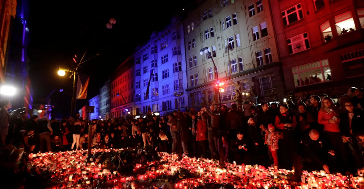 Svíčky, vzpomínky, koncert. Desítky tisíc lidí zaplnily ulice Prahy až do noci