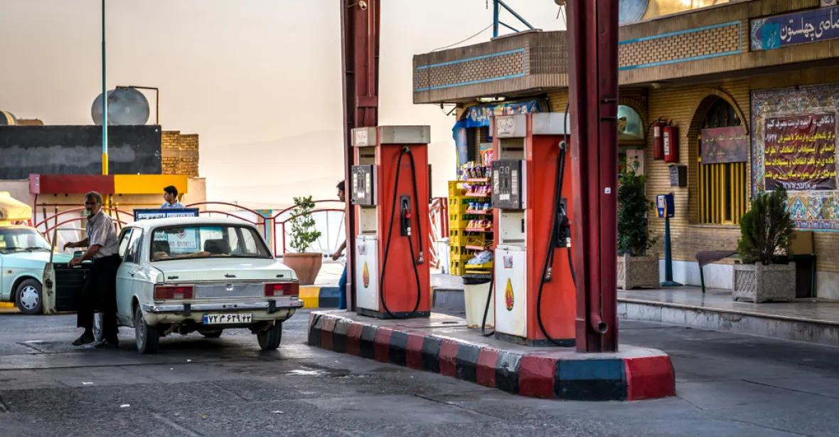 Íránská vláda zdražila benzín o 50 procent. Při protestech umírají lidé