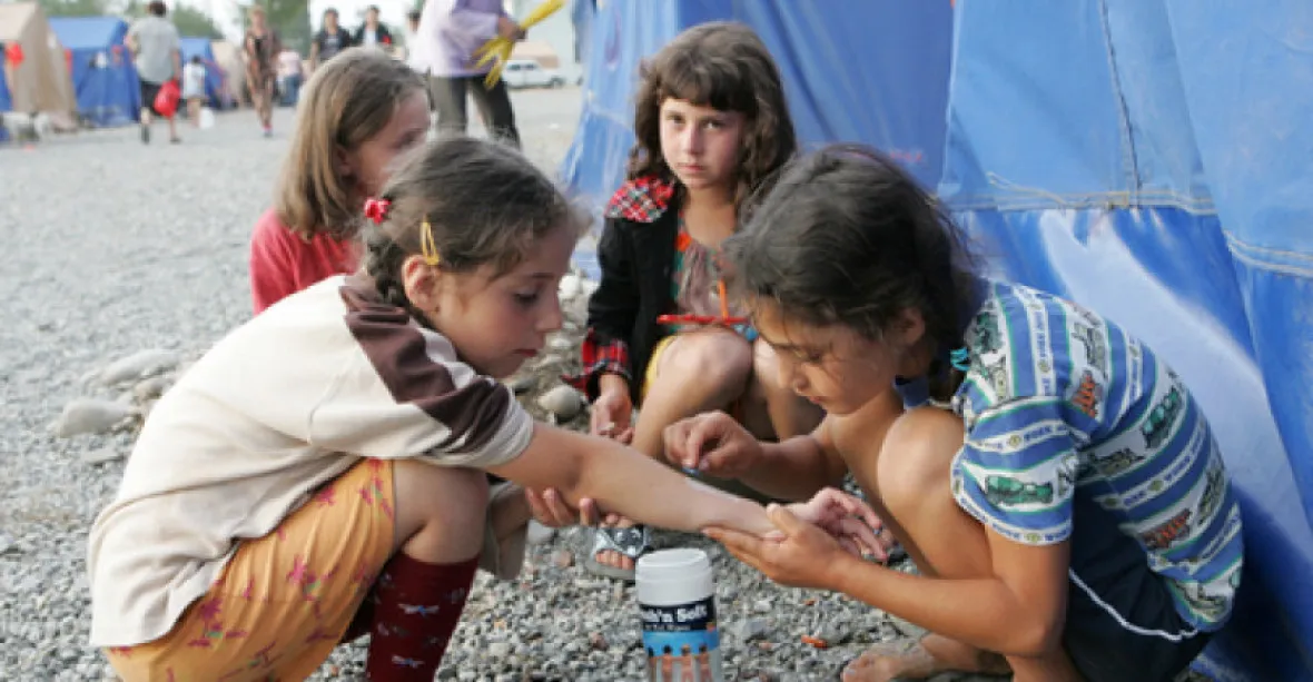 200 českých rodin nabízí, že se ujme dětských uprchlíků z řeckých táborů