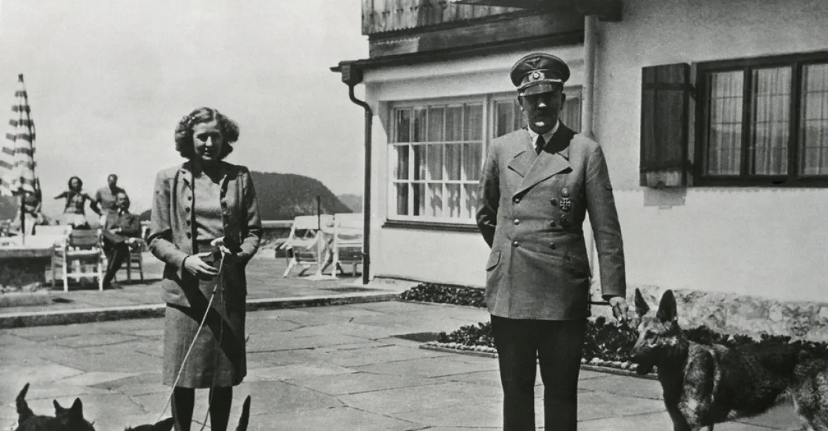 Aukce nabídla Hitlerův cylindr i šaty Evy Braunové. Židovská komunita je pobouřena