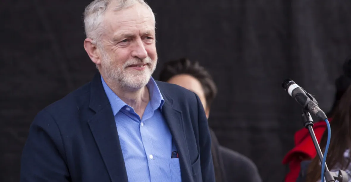 Šéf labouristů Corbyn je kvůli antisemitismu nevolitelný, říká britský vrchní rabín
