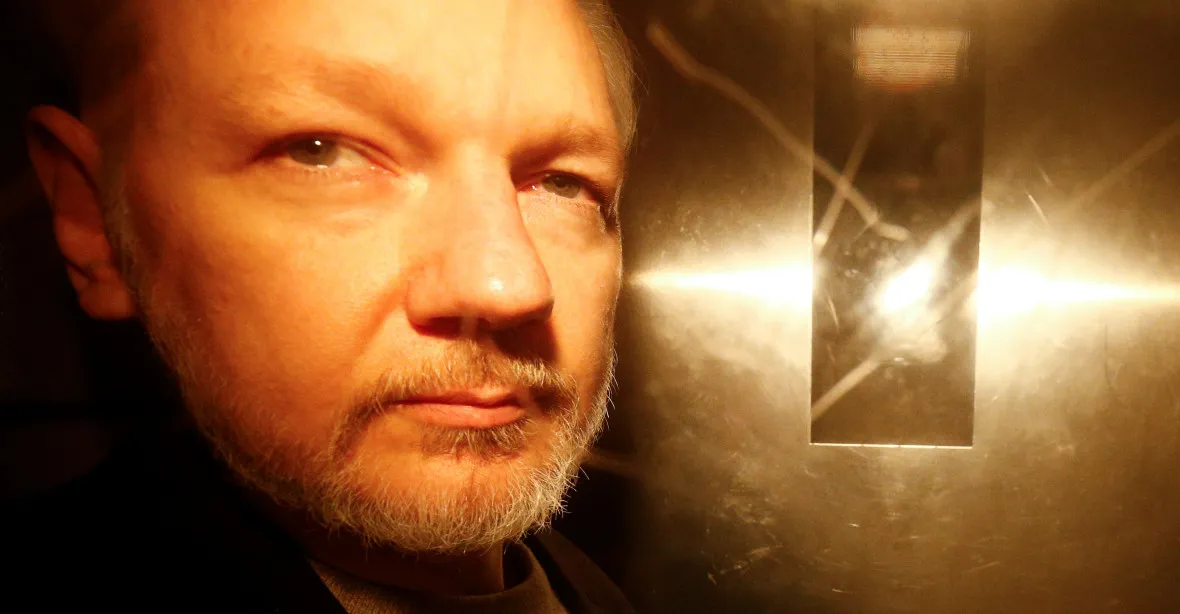 Čeští Piráti vyzvali Británii, aby Assangeovi poskytla lékařskou péči