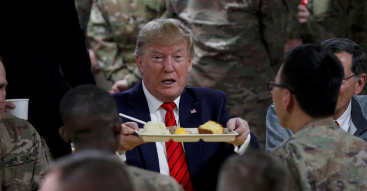 Trump překvapil vojáky v Afghánistánu. Dal si s nimi na díkuvzdání na základně krocana