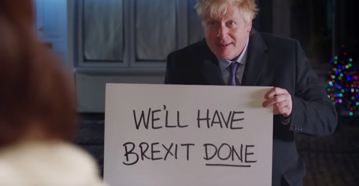 Kampaň v Británii vrcholí. Premiér Johnson v klipu sehrál scénu z Lásky nebeské