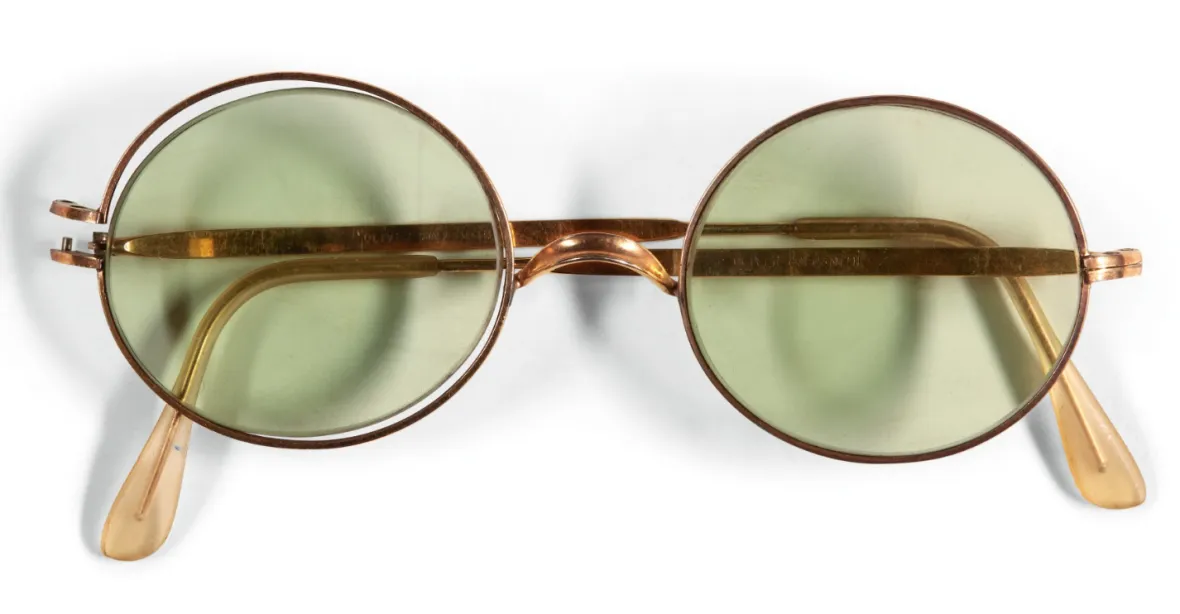 V dražbě se prodaly ikonické brýle Johna Lennona, kupec za ně zaplatil přes 4 miliony korun