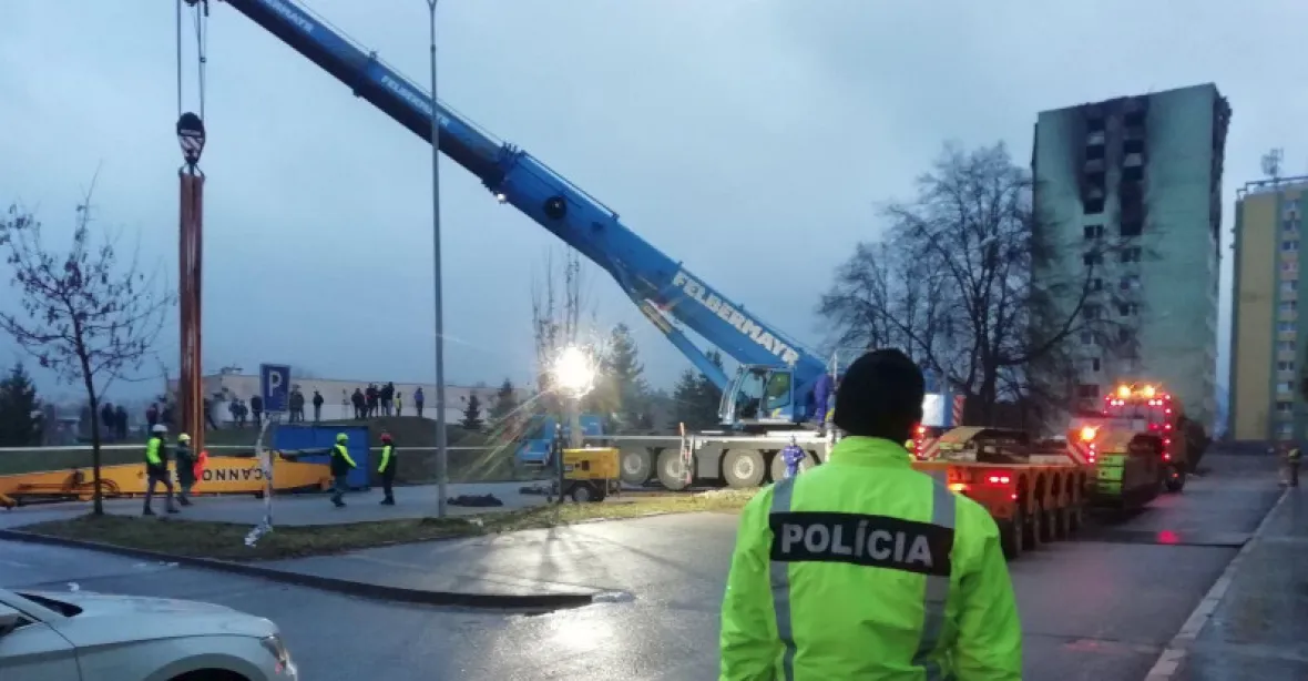 Mohutný demoliční stroj z Česka dorazil do Prešova, kladenská firma panelák zbourá zdarma