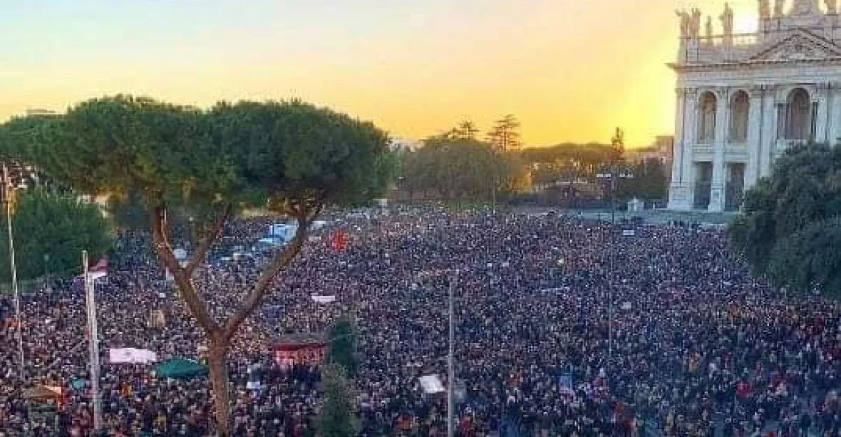Proti Salvinimu. Do zatím největšího protestu Sardinek v Římě se zapojily desetitisíce lidí