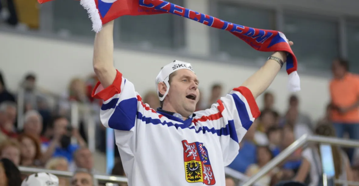 Trapas v Moskvě. Hokejoví fanoušci si museli českou hymnu zazpívat sami