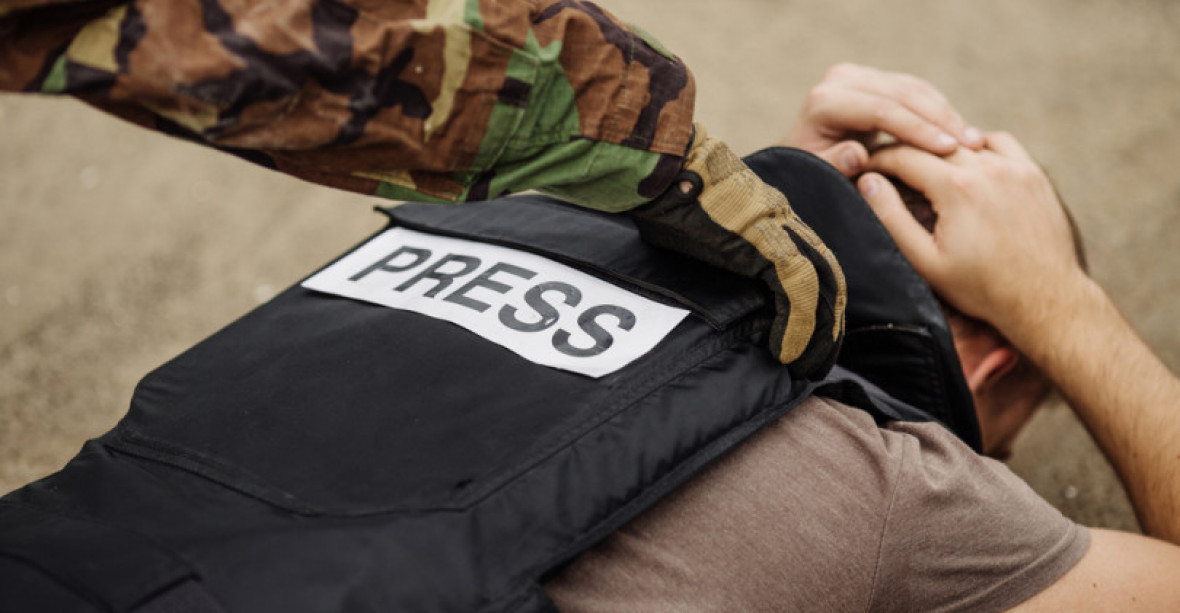 O život letos přišlo nejméně 49 novinářů, dalších téměř 400 je ve vězení