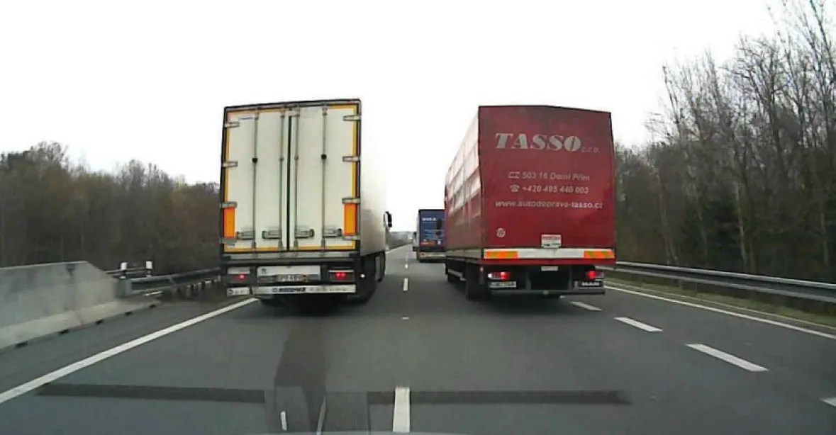 Zákaz předjíždění pro kamiony se rozšiřuje na 145 km dálnic
