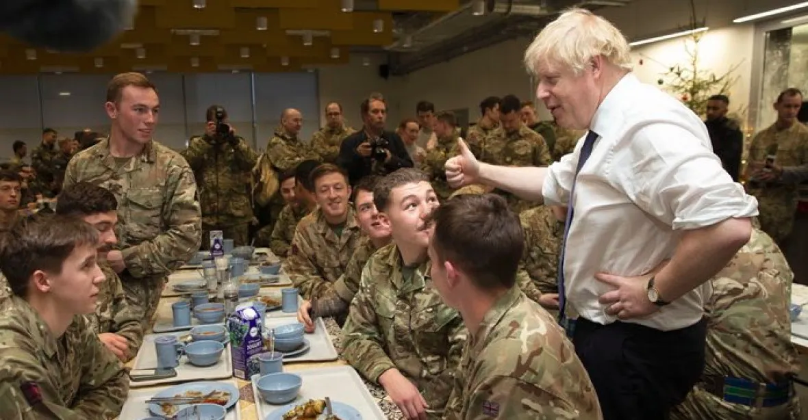 Johnson v Estonsku podával vánoční oběd britským vojákům