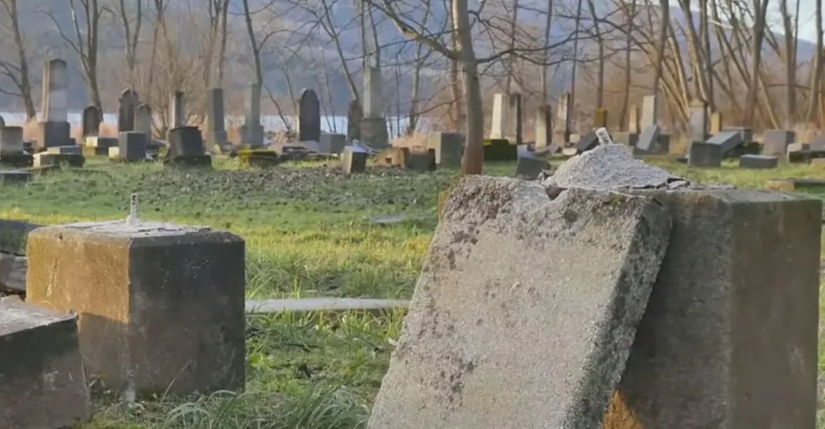 Dva útoky na židovské hřbitovy na Slovensku během pár dní. Po vandalech pátrá policie