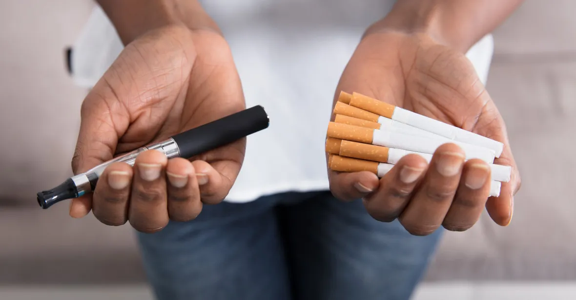 Tabák i e-cigarety jen starším 21 let. Trump podepsal nový zákon o prodeji kuřiva
