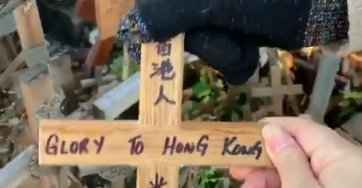 VIDEO: Čínská turistka zničila kříž na podporu Hongkongu. „Hanebné,“ odsoudila ji Litva