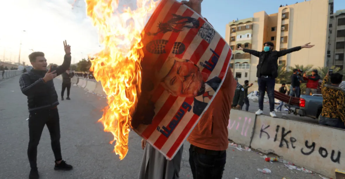 Protestující odešli od ambasády USA. Ještě dopoledne pálili vlajky a podobizny Trumpa