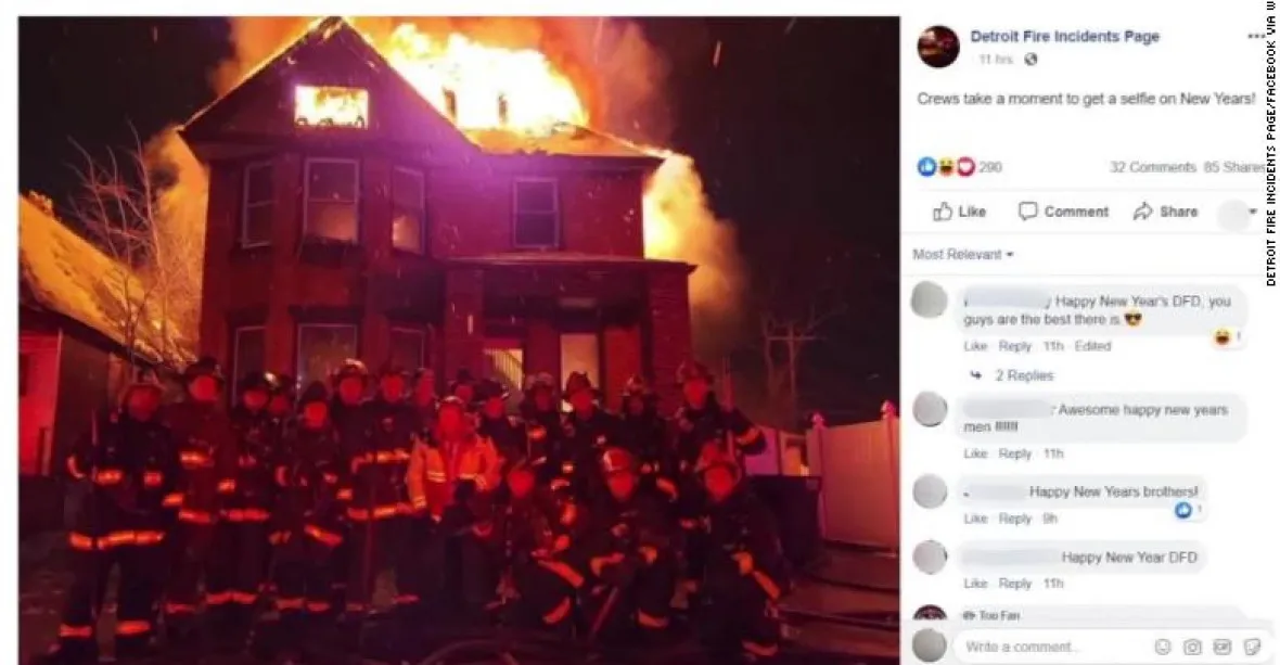 Hasiči si udělali novoroční fotku před hořícím domem