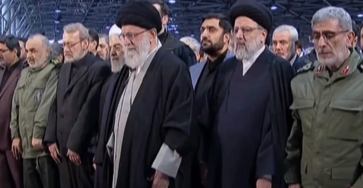 Ajatolláh Chameneí plakal nad rakví Solejmáního. „Smrt Americe!“ skandoval dav