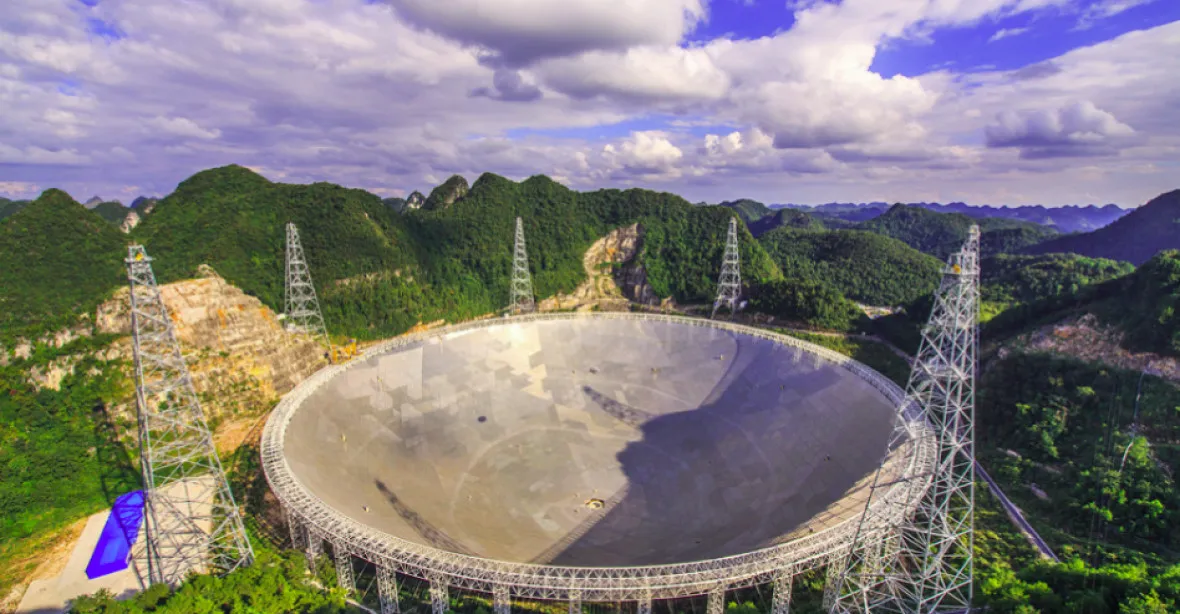 Čína spustila největší dalekohled světa. Vystěhovala 7000 lidí
