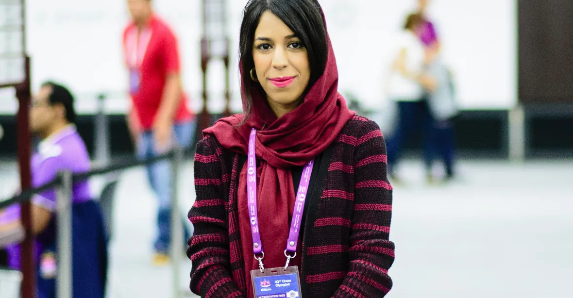 Íránská šachová rozhodčí má problém, na fotce se zdá, že neměla zakryté vlasy