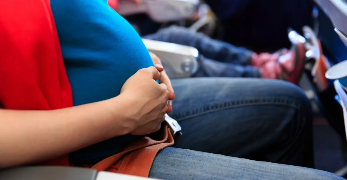 Aerolinky požadovaly po ženě absolvování těhotenského testu. Až pak směla letět