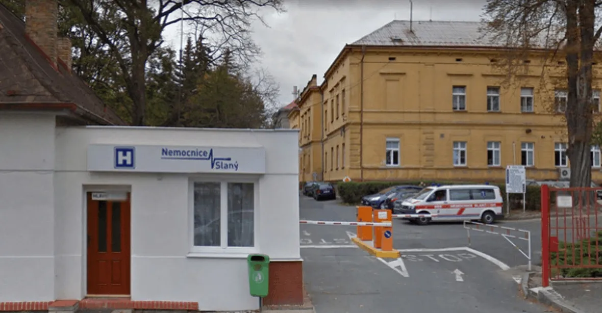 Ve slánské nemocnici útočil pacient na personál, ochranka jej postřelila
