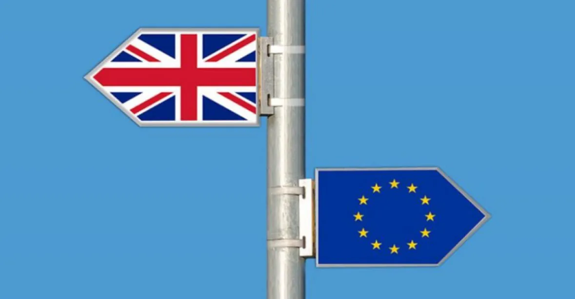 V Londýně a Bruselu padly další překážky na cestě k brexitu. Nastane za osm dní