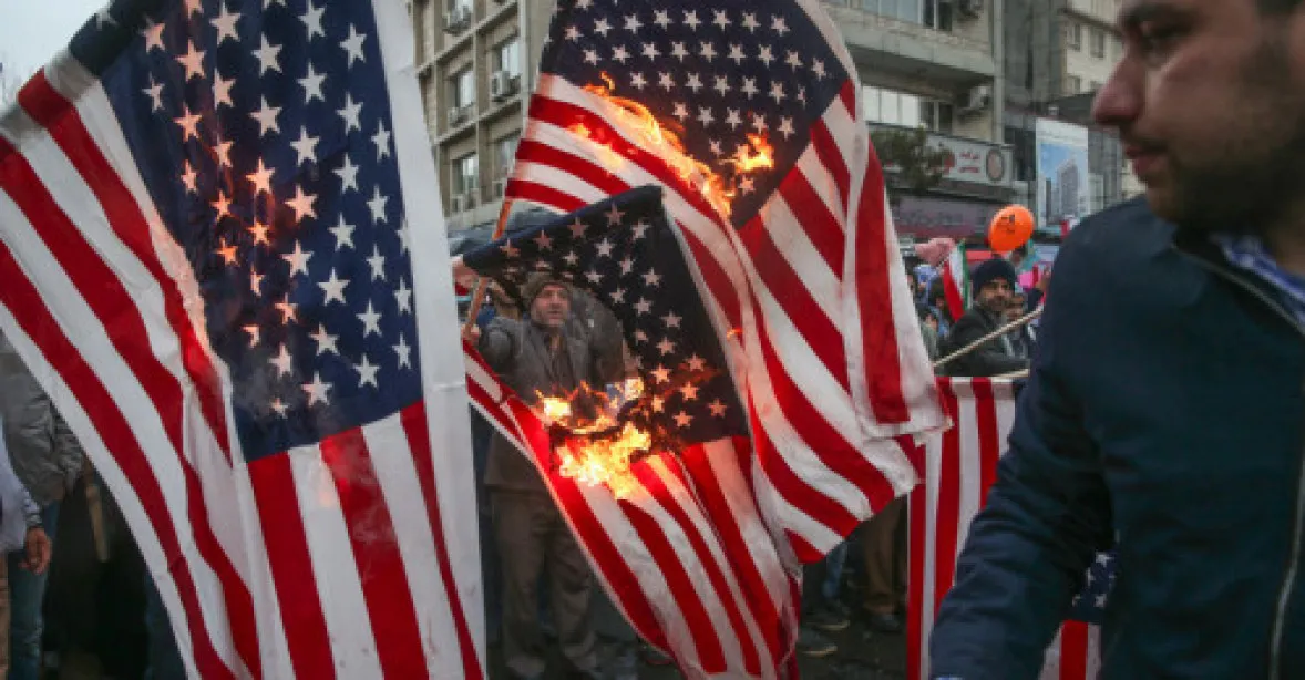 Íránské protesty proti USA a Izraeli pomáhají byznysu s vlajkami, lidé je ve velkém zapalují