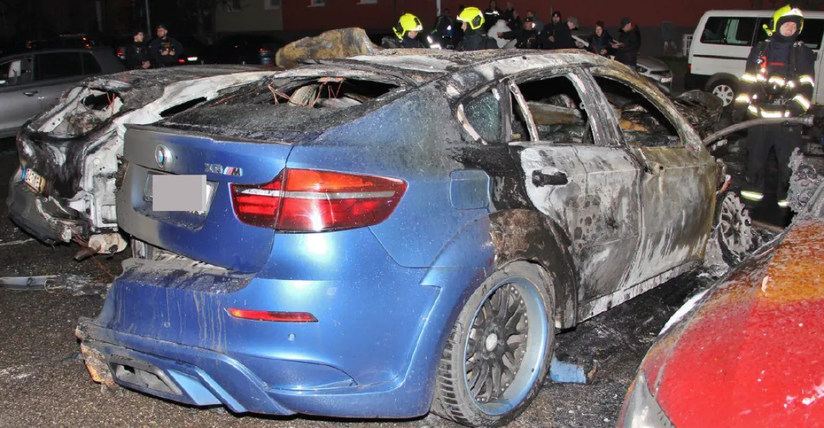 VIDEO: V Praze někdo zapálil devět aut. Pachatel utekl a hořely mu ruce