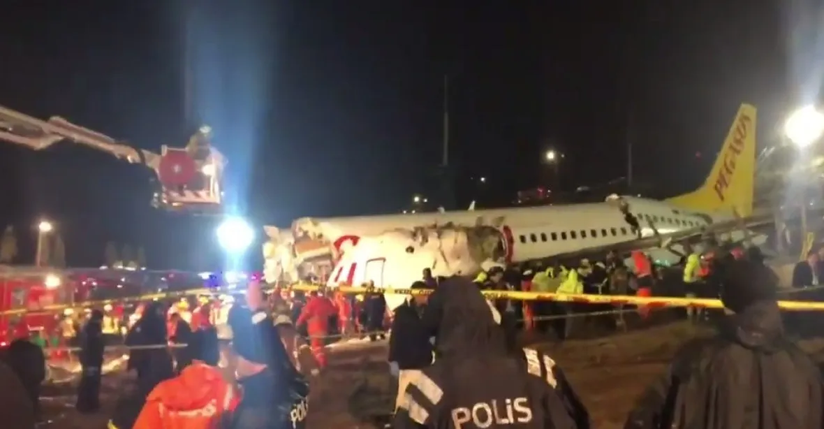 VIDEO: V Istanbulu sjelo letadlo z ranveje a rozlomilo se na několik částí, zemřeli tři lidé