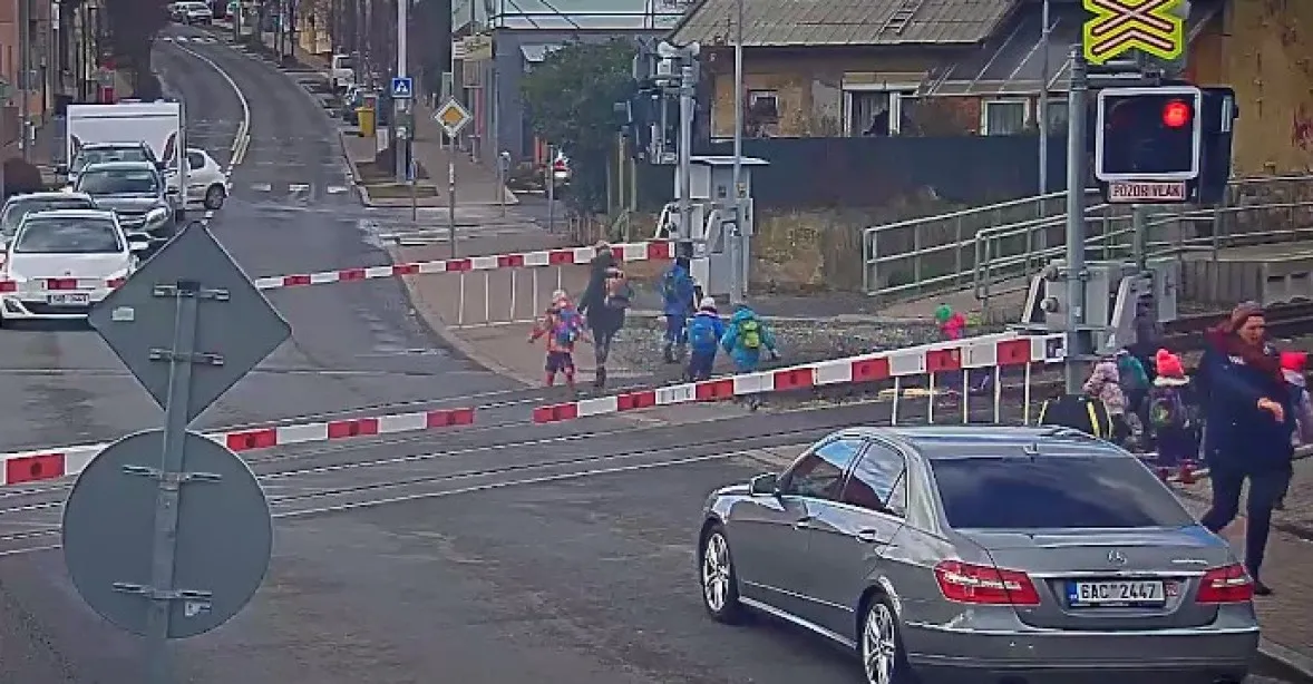 Policie prověřuje video, kde ženy s dětmi i přes zavřené závory přecházejí přes koleje