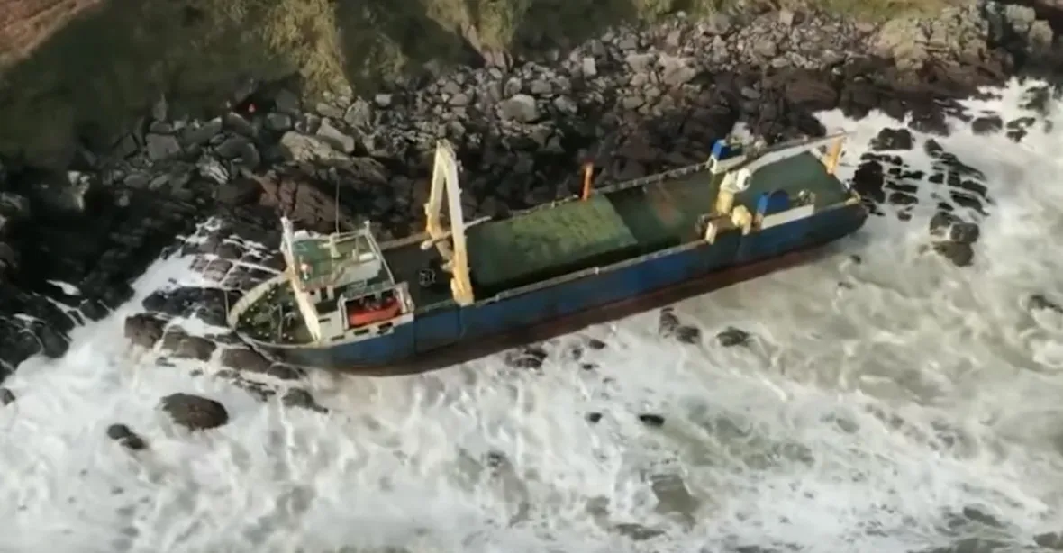 Bouře vyplavila na irské břehy loď duchů. Původně plula pod vlajkou Tanzanie