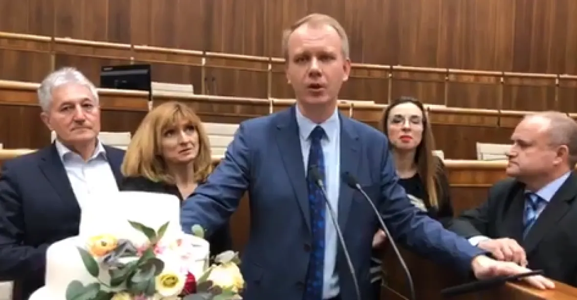 Slovenští poslanci nadále okupují řečnický pult, ve sněmovně přenocovali