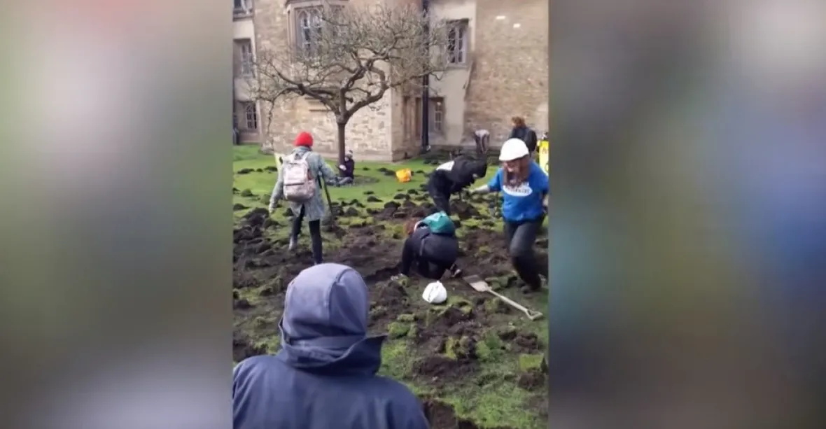 V Británii obvinili tři klimatické aktivisty za zničený trávník v areálu Cambridge