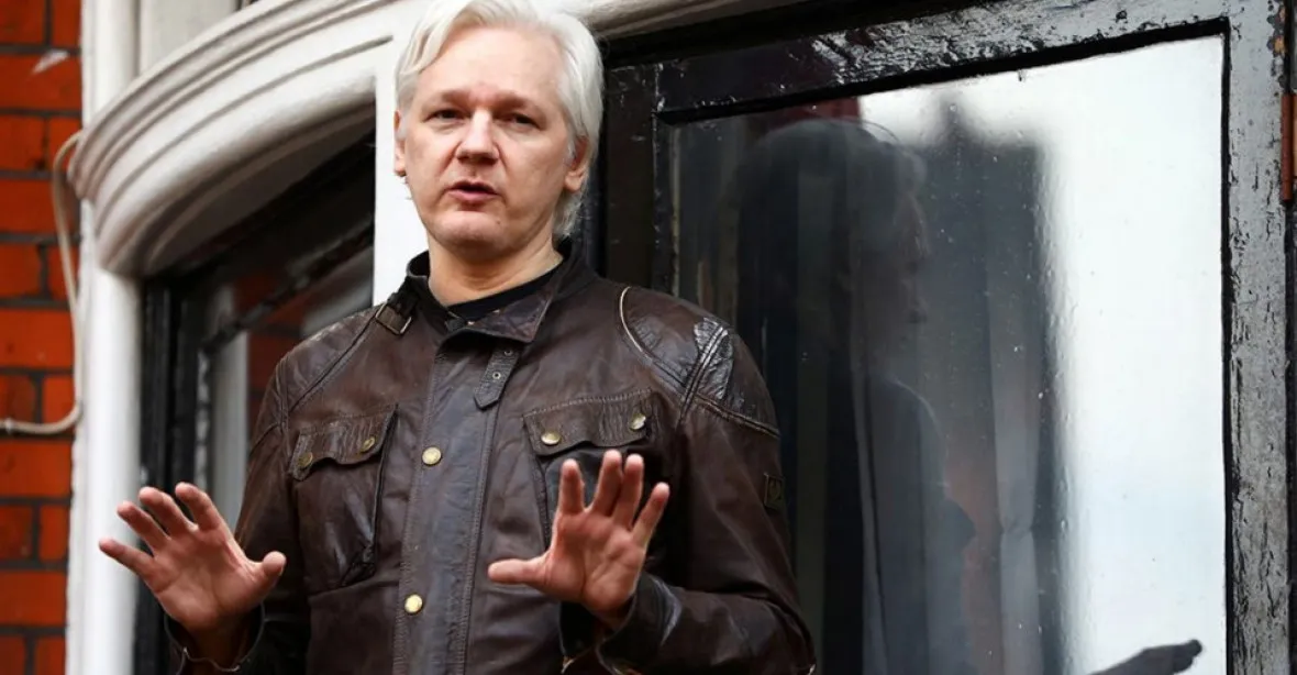 Trump by prý mohl udělit Assangeovi milost, pokud pomůže prezidentově administrativě