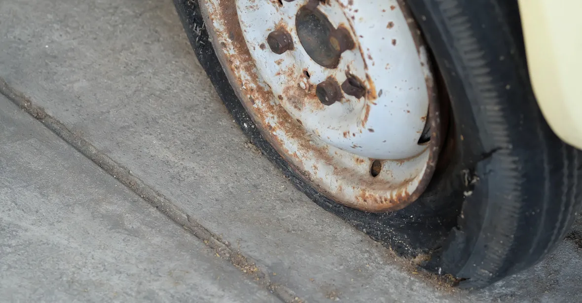 Vandal v Brně propichoval pneumatiky, poškodil 30 aut