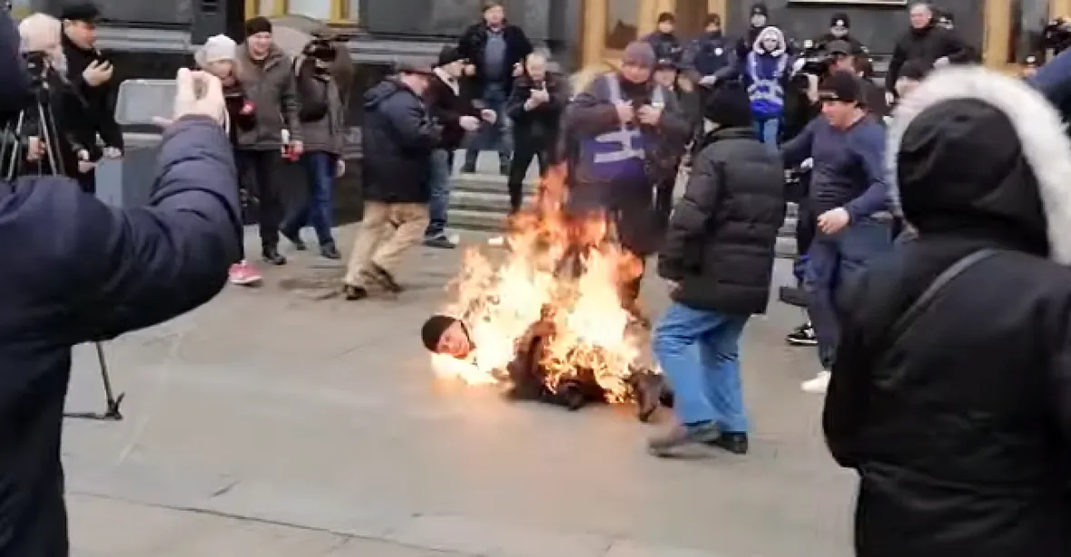 VIDEO: Před kanceláří prezidenta Zelenského se zapálil muž