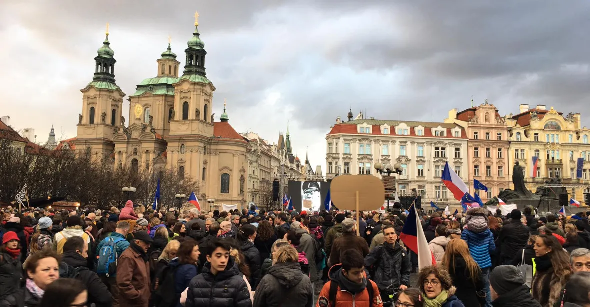 Tisíce příznivců spolku Milion chvilek v Praze demonstrovaly na obranu demokratických institucí