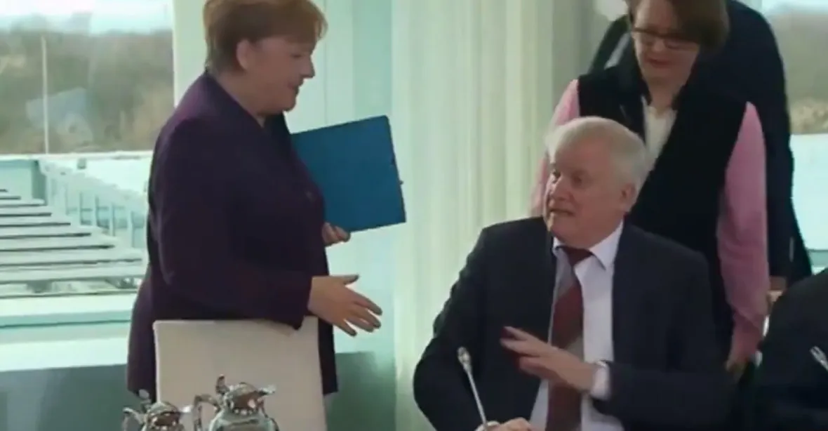Obavy z koronaviru v Německu: Ministr Seehofer nepodal Merkelové ruku