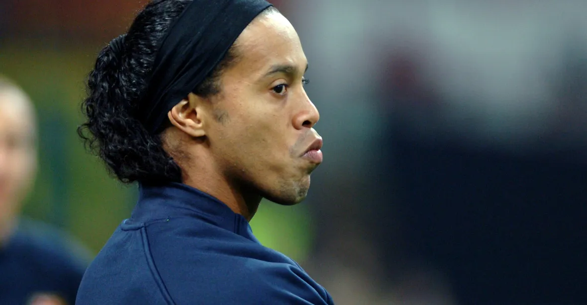 Slavný fotbalista Ronaldinho byl zadržen s falešným pasem