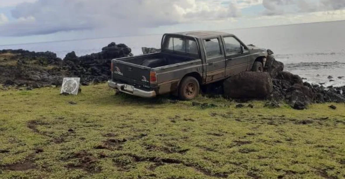 Vskutku unikátní nehoda. Řidič na Velikonočním ostrově naboural do jedné z obřích soch