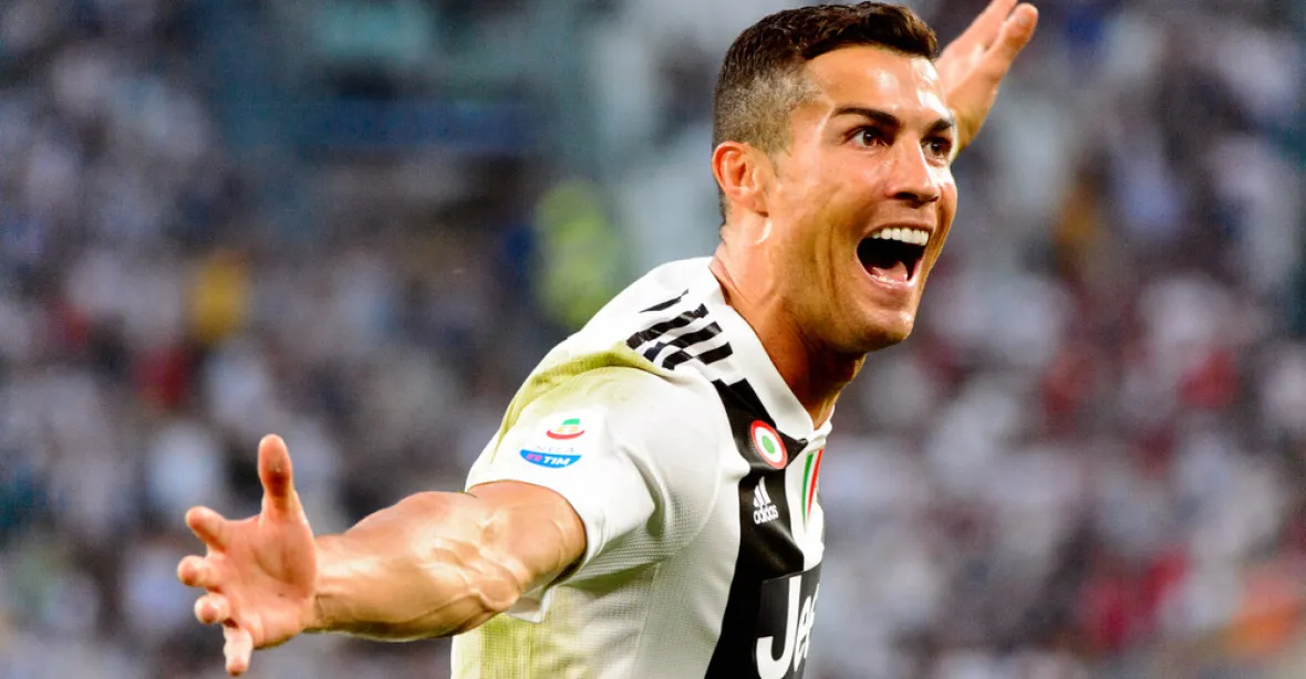 VIDEO: Vtipálek Ronaldo. Fotbalista si dělá legraci z opatření kvůli koronaviru